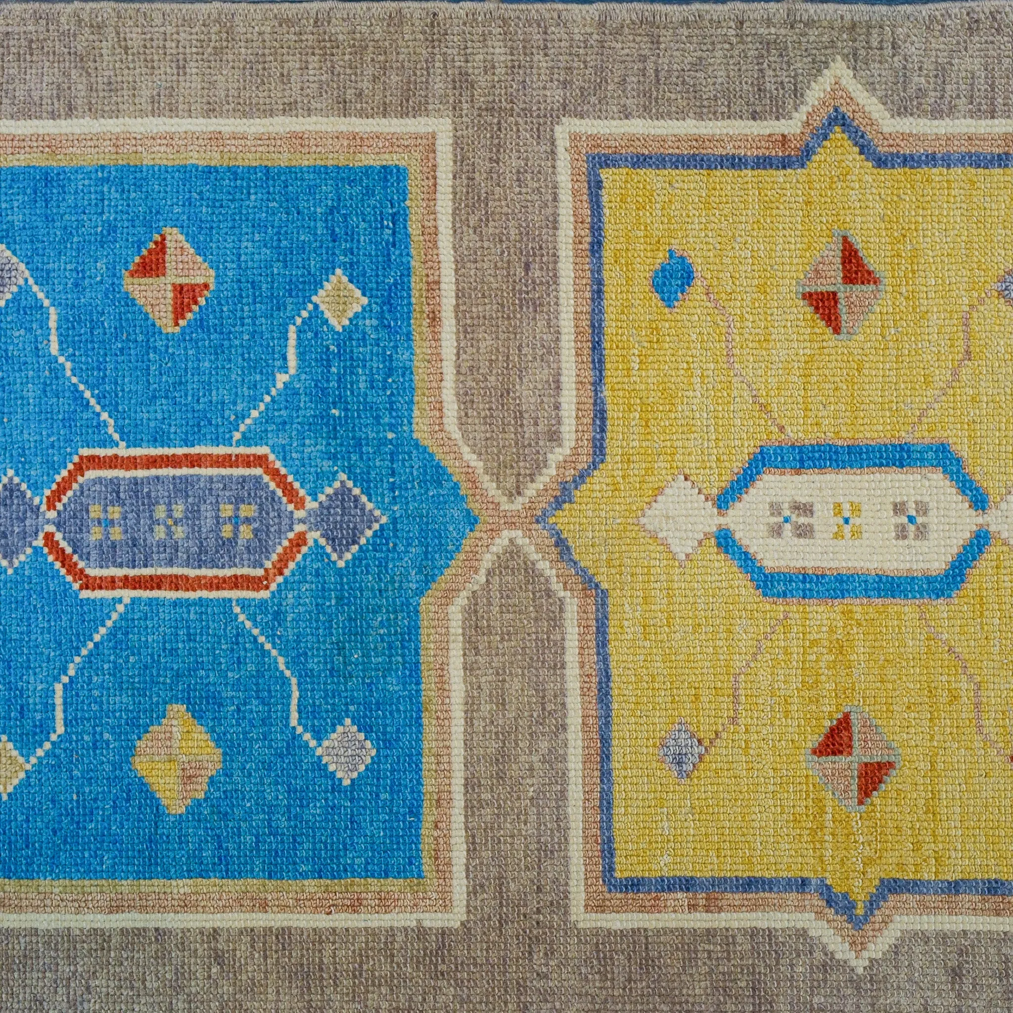 15915 Handwoven Rug 2’9x11'11