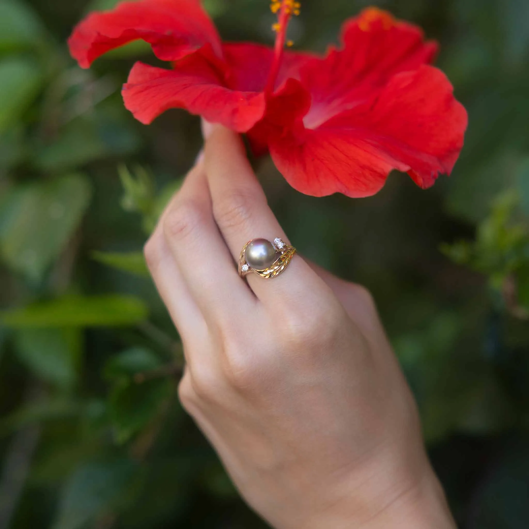 Maile Tahitian Black Pearl Ring in Gold with Diamonds - 9-10mm
