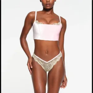 NWT SKIMS Velvet Lace Corset in Cherry Blossom