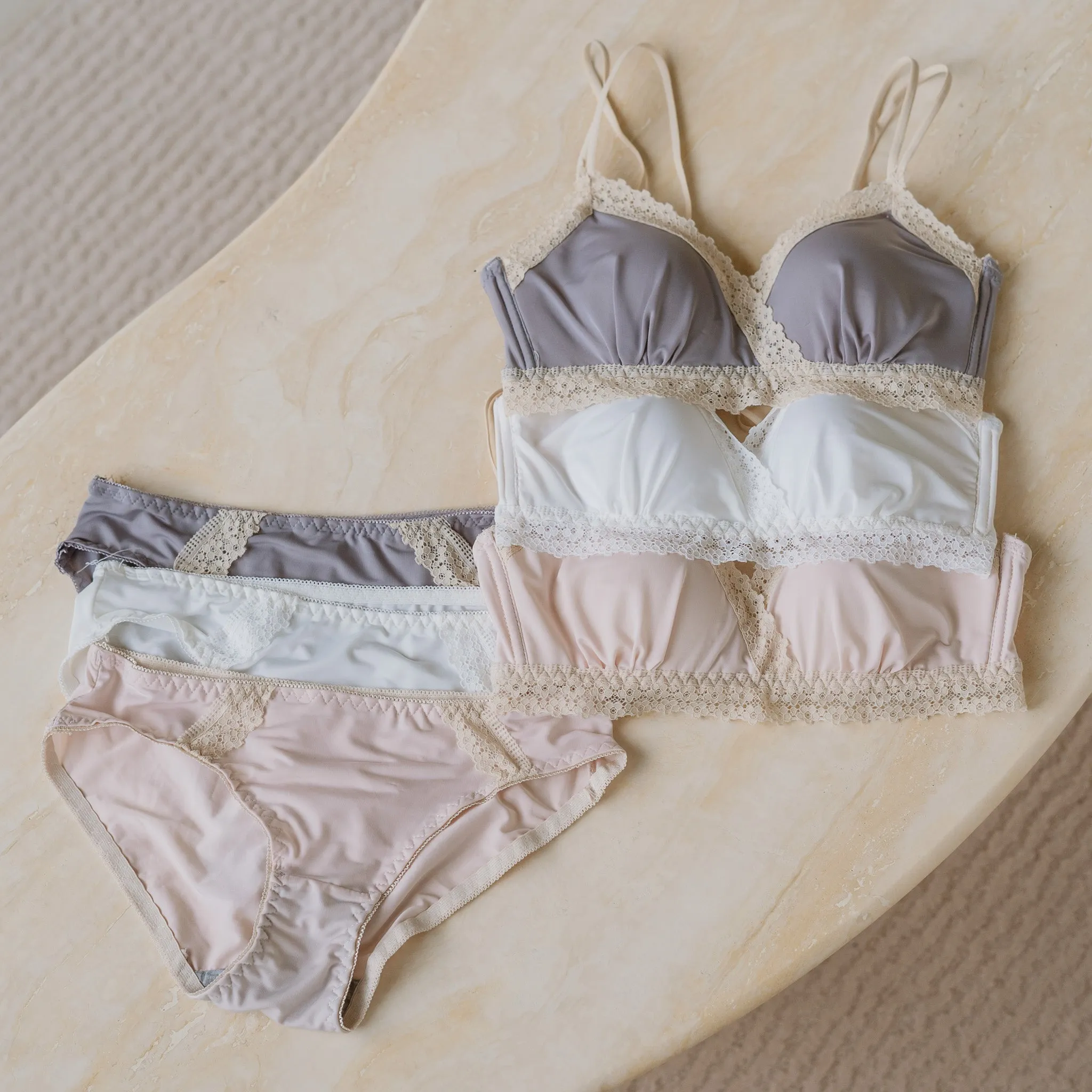 The Silky Smooth! Lace Trim Lightly-Lined Wireless Bra in Taro Crepe (Size S & XL only)