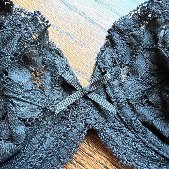 Vintage Lou Bra from Paris France Dainty Daisy Lace flowers &amp; Bows Black 34B 36C